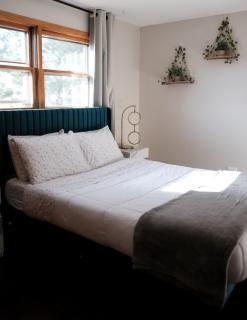 3BR Modern Apt • Gym • Workspace • Quiet Location - 4