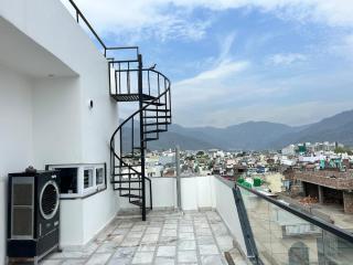 Luxury Penthouse 2BR Terrace Ganga View parking - 2