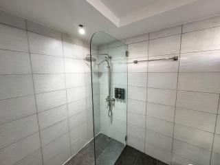 Modern Poolside Apartment Near the Beach - 4
