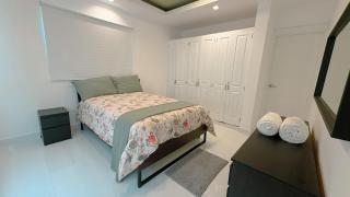Poolside Modern Apartment, Beach Nearby - 6