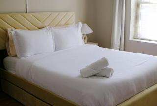 Sleeps 7 • Huge Projector • Designated Workspace - Chicago - 1