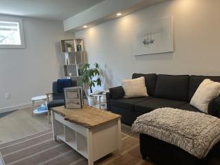 Cedar & Sage Luxury Modern Suite with Full Kitchen - 1