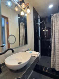 Library INN - Boutique Rooms - Free Breakfast - Hot Tub - 3