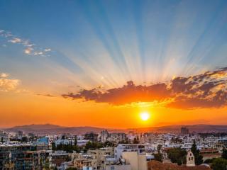 TOP RATED - PREMIUM Seaview 2-BDR-Apt in tallest building in Larnaca - 2 min Walk to Beach - 9