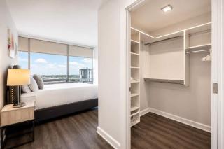Luxury Apt with Gym & Pool - 2