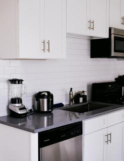 Sleeps 4 • New Modern 1BR • Private Workspace - 4