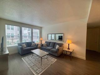 Upscale Condo at the Center of It All - 5