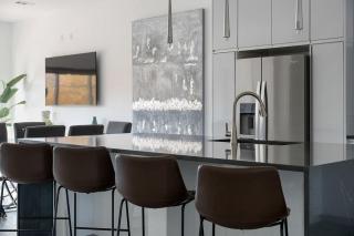 Urban Stylish 3-Bed Townhome with Garage No 1614 - 1