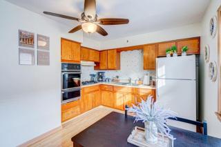 King Bed • 2BR • Sleeps 13 • Historic Location - 8