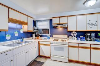 King Bed Studio | 60" HDTV | Safe | Close to Metra - 6
