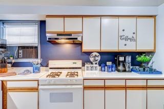 King Bed Studio | 60" HDTV | Safe | Close to Metra - 4