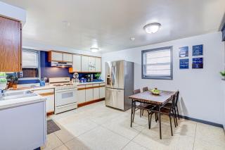 King Bed Studio | 60" HDTV | Safe | Close to Metra - 3