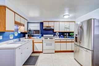 King Bed Studio | 60" HDTV | Safe | Close to Metra - 1