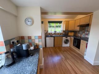 Stunning 3 bedroom 3 bath self catering cottage nr Stonehenge, Salisbury, Longleat, Avebury and Bath, Short walk to lovely village pub - 4