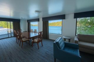 Oyster Bay Inn & Suites - 4