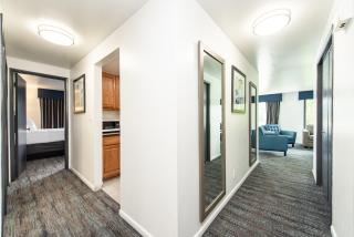 Oyster Bay Inn & Suites - 8