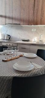 Cozy Apartment with Free Parking near Center- LeLand Apartment - 2
