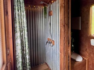 Shepherds hut near beach hot tub Lakeside - 3