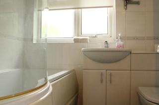 Work Teams or Family Stay - Near A630 Road & Dalton - 3BRs, Full Kitchen, Fast WiFi - 3