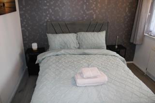 Modern 3BR Rotherham Retreat Free Parking & Fast Wi Fi - 0