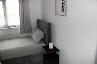 Work Teams or Family Stay - Near A630 Road & Dalton - 3BRs, Full Kitchen, Fast WiFi - 5