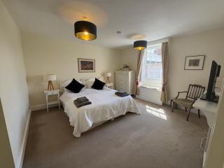 Stunning 3 bedroom 3 bath self catering cottage nr Stonehenge, Salisbury, Longleat, Avebury and Bath, Short walk to lovely village pub - 1