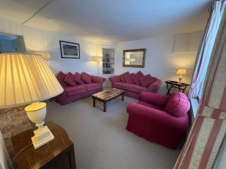 Stunning 3 bedroom 3 bath self catering cottage nr Stonehenge, Salisbury, Longleat, Avebury and Bath, Short walk to lovely village pub - 6