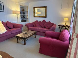 Stunning 3 bedroom 3 bath self catering cottage nr Stonehenge, Salisbury, Longleat, Avebury and Bath, Short walk to lovely village pub - 7