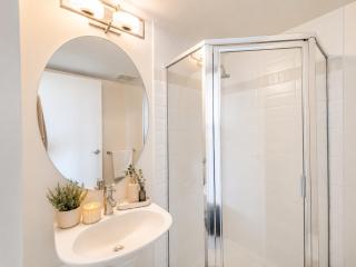 Stylish 3BR Retreat Near BC Place Stadium and Rogers Arena - 1