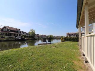 Bungalow by Water near Rotterdam with Sauna - 9