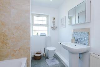 Chic & Cozy Home , Long Stays welcome , Large driveway , Fast Wi-Fi - 4