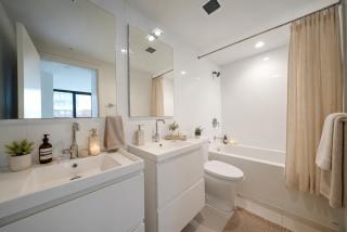 Bright and Elegant 3BR Suite Downtown Vancouver - 4