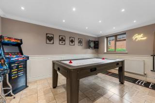 Spacious 7BR Home Gated Parking Games Room 2 Lounges - 9
