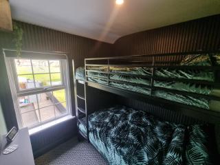 Jungle Beach House Portrush Hot tub - 5
