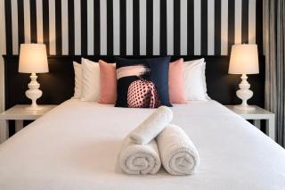 Bold & Stylish CBD Apartment - Superior Stays - 1
