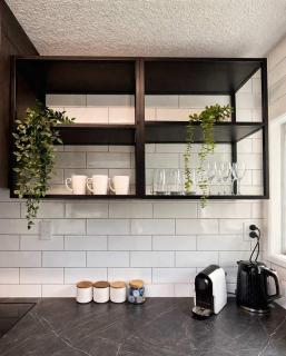 Bold & Stylish CBD Apartment - Superior Stays - 2