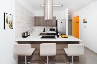 Vibrant Finikoudes Sea View 2 Bedroom - 2