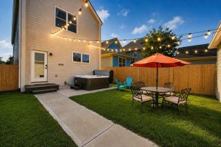 Modern Retreat with Hot Tub-Near Downtown Indy-Family Friendly - 0