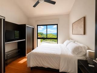 CR MARIPOSA RENTALS Luxury 2-Story Penthouse with Private Jacuzzi - 2