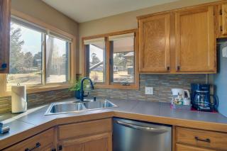 Fireplace & Mtn Views: Estes Park Home w/ Deck! - 7