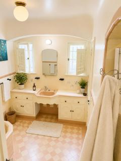 Spacious LA Retreat near SoFi & USC Stadium - 3