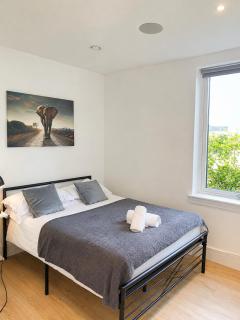 Comfortable Studio - 7 Minute Drive to Heathrow - Ideal for Long Stays & Contractors - Sleeps 2 - Unlimited Wi-Fi - 1