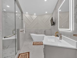 Luxurious Castle Suite - Private & Peaceful Escape - 6