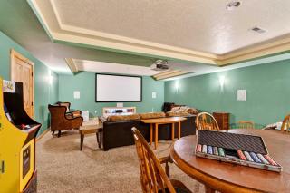 Mount Hood Cabin Retreat - 4BR Sleeps 12 - 7