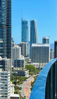Beach View Apartment on High Floor in Surfers Paradise with Free Parking - 3