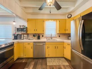 Iconic Lakefront Cottage with Hot Tub and Dock Pet friendly - 6