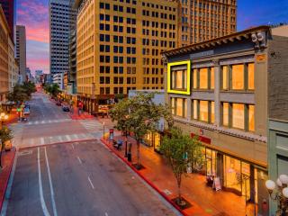 Woolworth Loft - Elegant Stay with City Views - 9