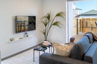City Fringe Townhouse - Deck & Free Parking - 2