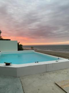 Architect-designed house with pool, beach front - 9