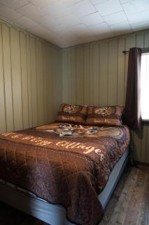 "Hunters Hideout A Rustic Cottage for Adventure & Relaxation" - 5